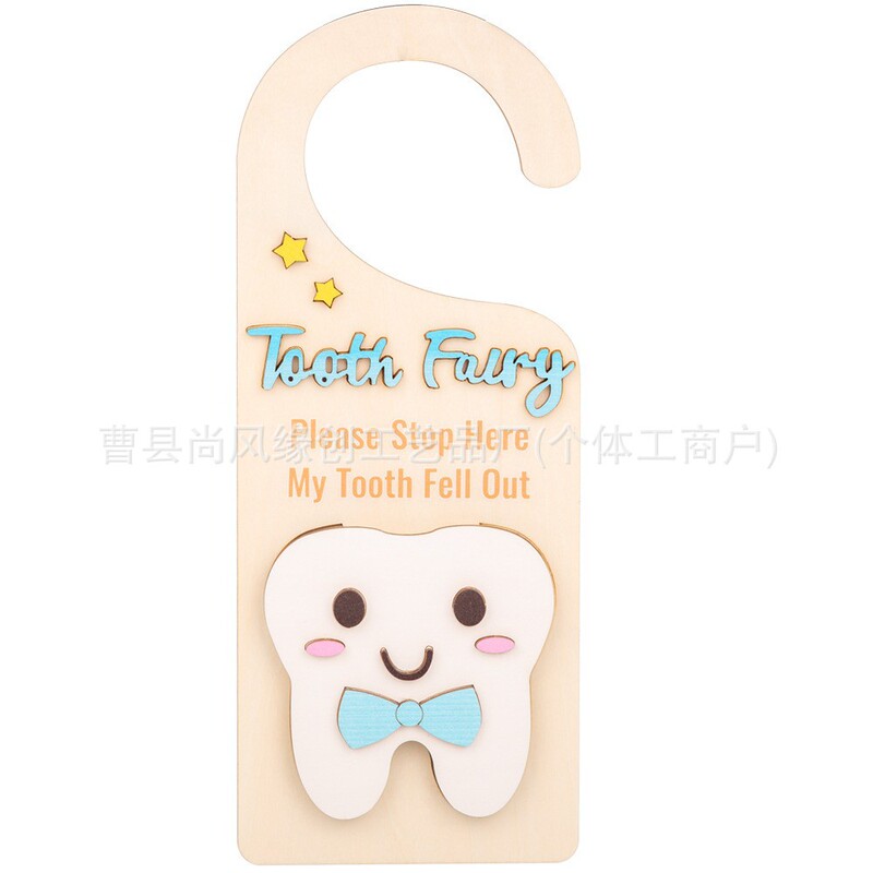木製の工芸品はホテルのドアの取っ手を掛けます。子供の歯仙はドアの取っ手を掛けます。|undefined