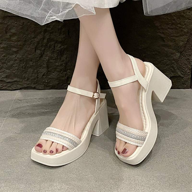 Французские босоножки на высоком каблуке для женской летней верхней одежды 2025, новый стиль для маленьких людей, чтобы выглядеть выше, толстые каблуки, открытые пальцы, модные и элитные.