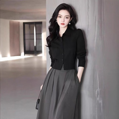 春の服装にぴったりな、ソルト系の大人可愛いファッション。高級感があり、個性的で美しい、小香風のシャツとパンツのセットです。