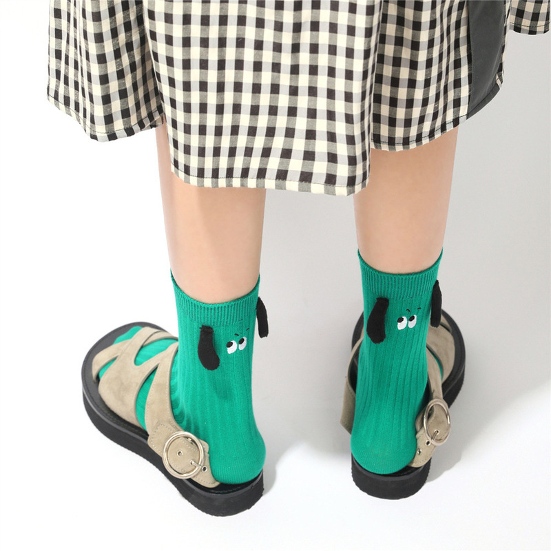 There is a pair of dog head cute green dog Four Seasons embroidery hand-stitched big ears cartoon dog female cotton socks