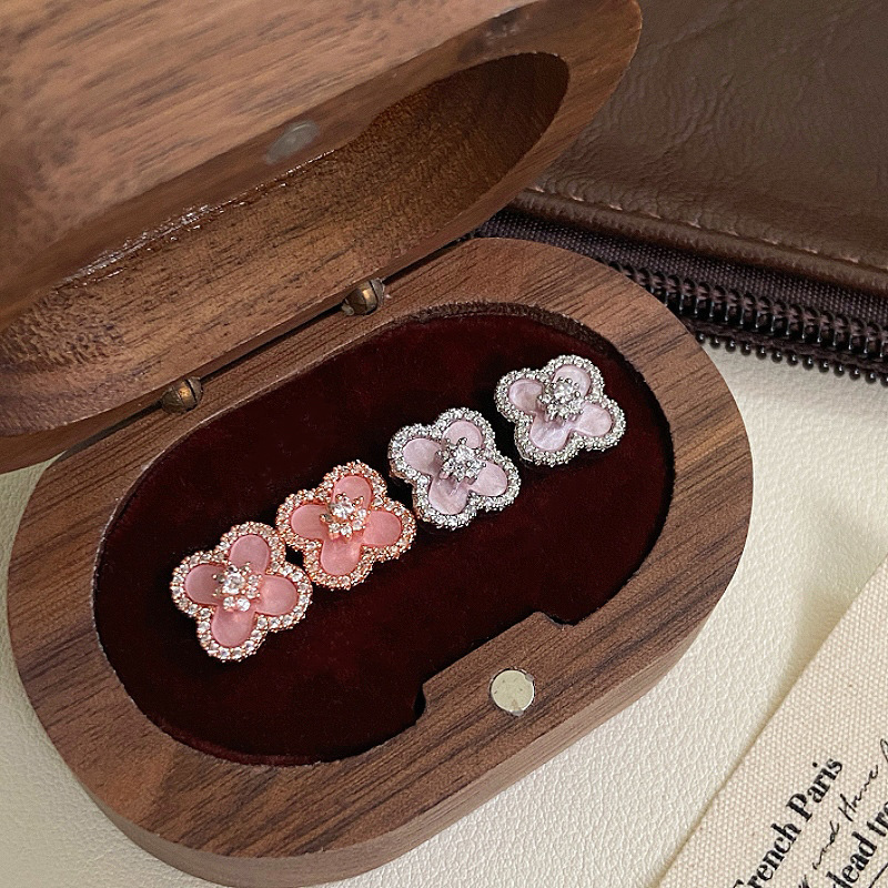 ローズゴールドの四つ葉の花のダイヤモンドがちりばめられたイヤリング、絶妙な社交界の女性の小さな香りのスタイル、多用途のインターネットセレブのイヤリング、環境に優しいカラージルコンイヤリング|undefined