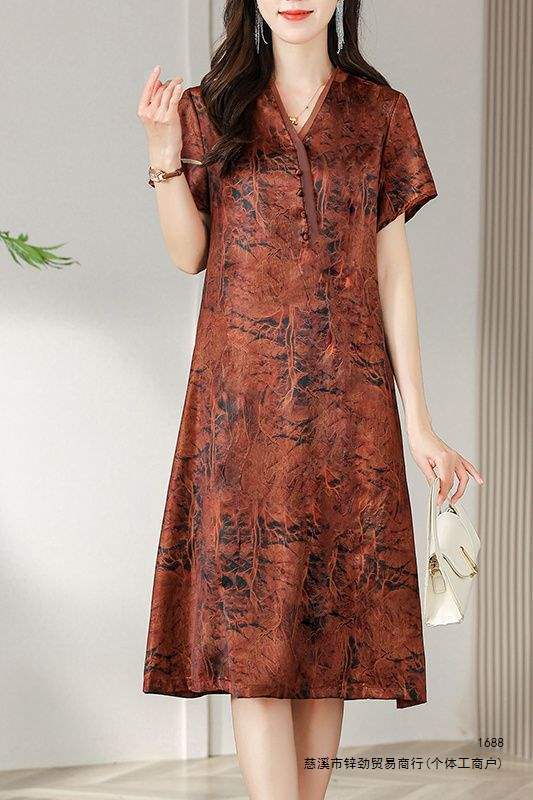Plus-size women's clothing for ladies and mothers, modified cheongsam dress, figure-flattering, knee-length skirt, new for summer 2026