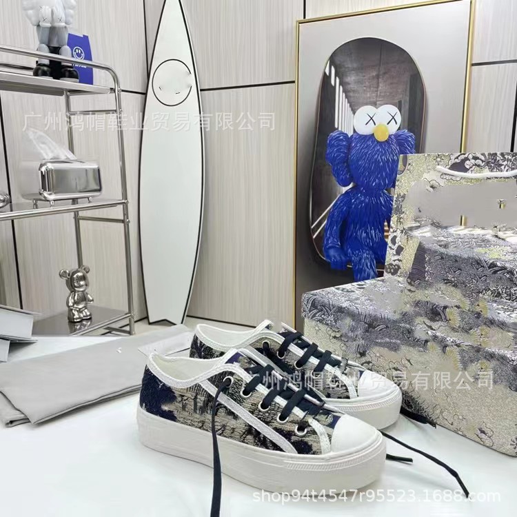 2024 Estación europea Primavera Nuevo estilo Bordado Alfabeto D Hogar Mujer Trendy ins Todo fósforo nicho Otoño Zapatos de lona plana Fondo plano