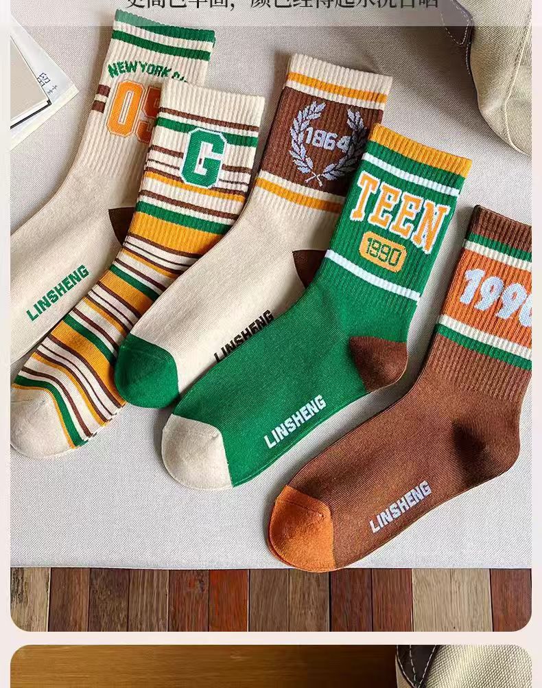 Calcetines retro americanos Calcetines de cuatro estaciones Calcetines de tubo a rayas Color de contraste Escuela británica Estilo Mori Calcetines con letras Pareja