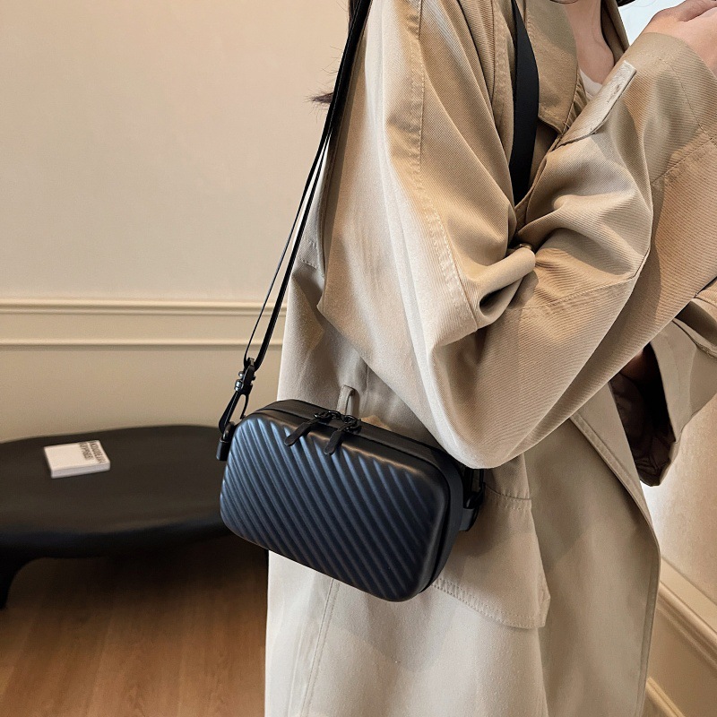 Bolsa de cámara de textura transfronteriza 2025, nuevo estilo de verano, bolso de hombro simple de moda, bolso de mujer con rayas personales.