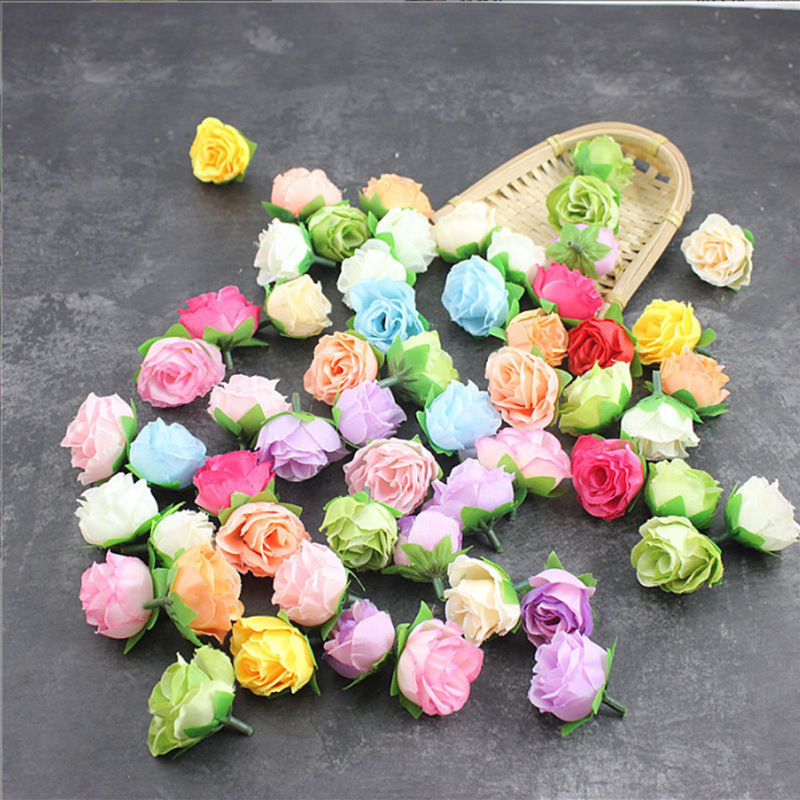 Nail decoration contains rose flower-shaped