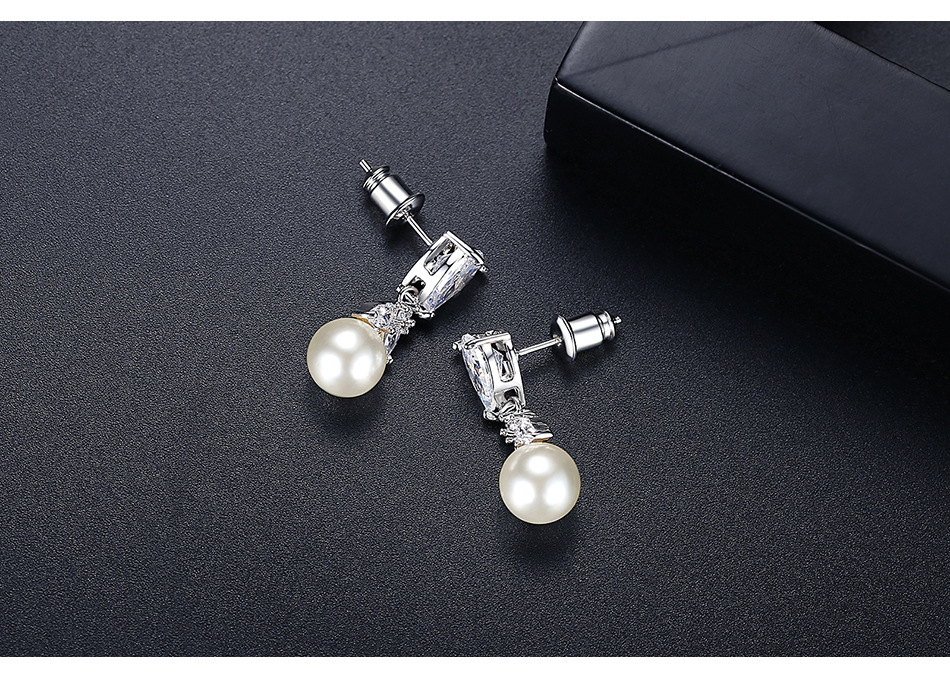 Fashion Drop-shaped Pearl Copper Inlaid Zircon Earrings Wholesale display picture 7