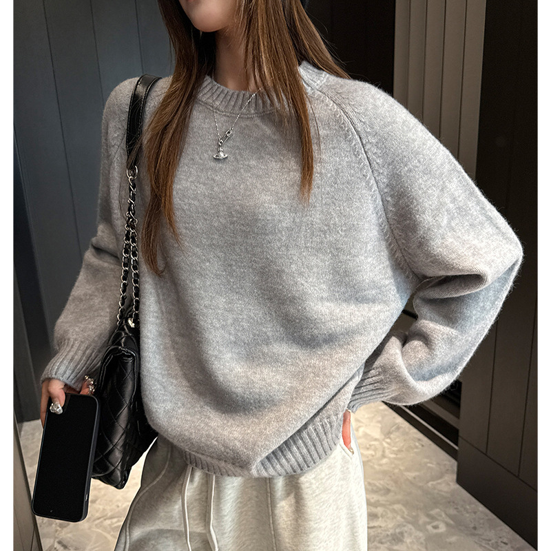 High-quality Korean-style round-neck sweater for women, perfect for autumn and winter. It's soft, comfortable, and has a relaxed, casual vibe. This knitted top can be worn as an inner layer or as an outer garment High-quality Korean-style round-neck sweater for women, perfect for autumn and winter. It's soft, comfortable, and has a relaxed, casual vibe. This knitted top can be worn as an inner layer or as an outer garment
