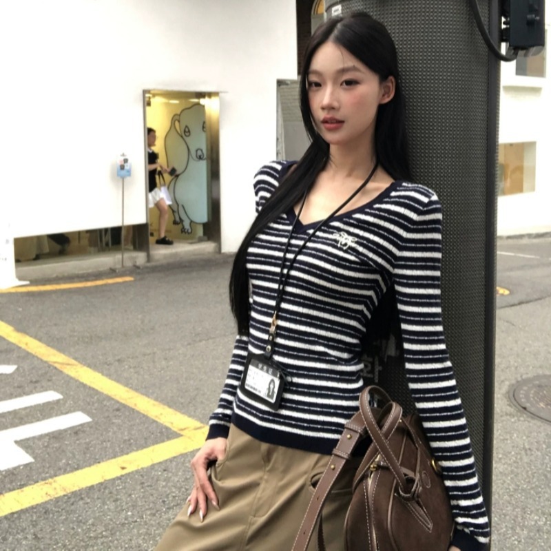 2025 Stripesd Knitted Hemp Texture V Neck Inner Layering Knitwear Women's Autumn and Winter New Unique Top