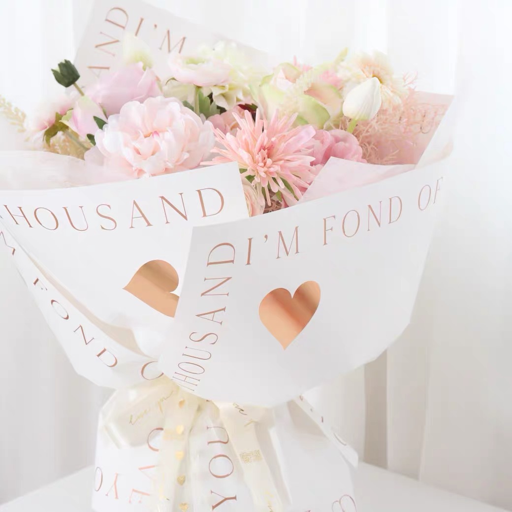 Li Zhiran Bronceado Noble Corazón verdadero Papel de embalaje de flores Impermeable Papel de embalaje de ramo de amor en inglés 15 hojas