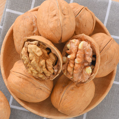 Xinjiang specialty 185 paper-skinned walnuts wholesale 500g hand-peeled Aksu thin-skinned raw walnuts