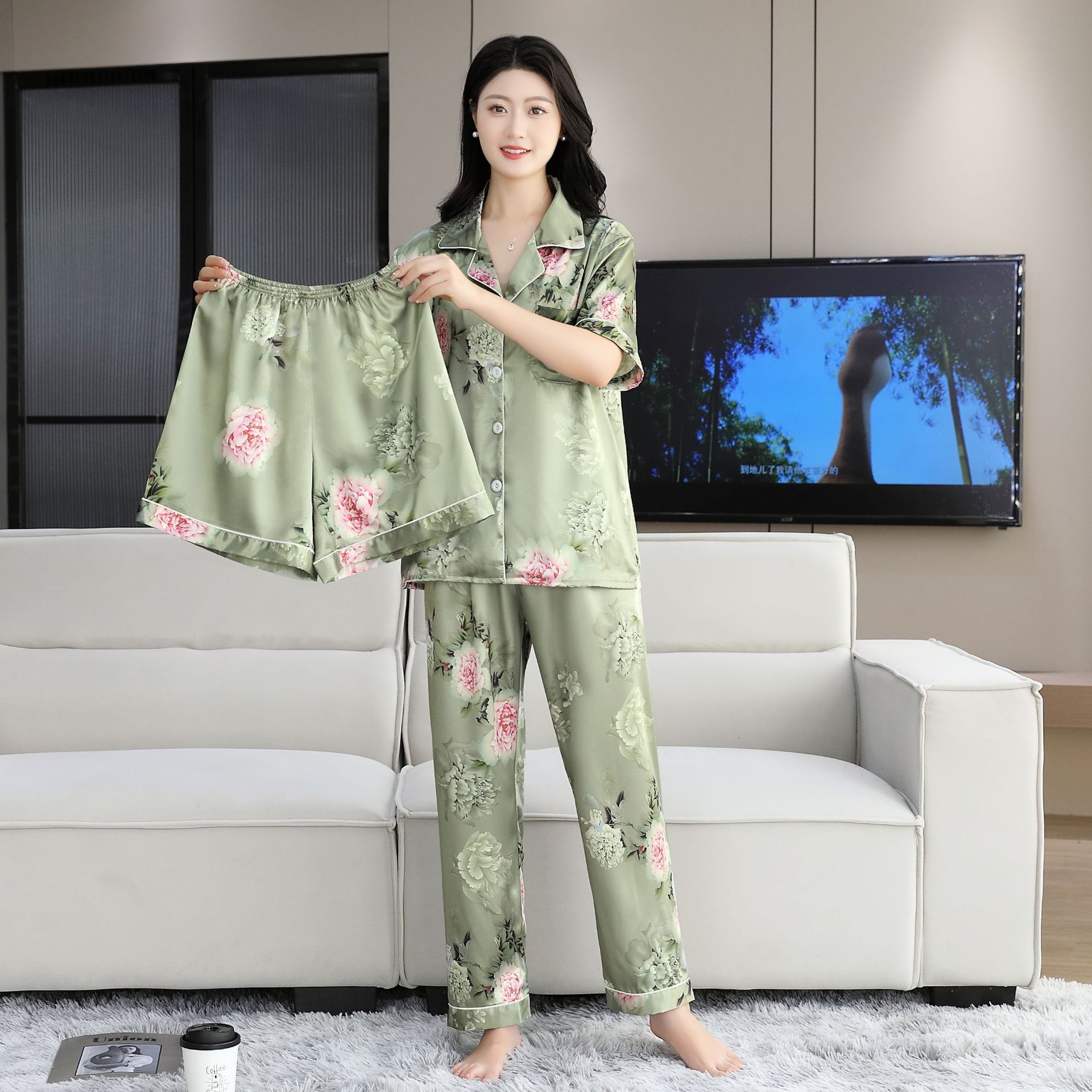 2025 nuevo estilo pijama mujer verano hielo seda fina solapa pantalones de manga corta traje de tres piezas se puede usar en el exterior