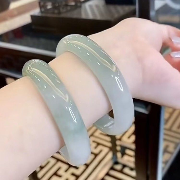 Vòng tay ngọc Miến Điện xử lý cao cấp băng chủng nền băng xanh nhạt phù hợp mệnh Thủy chi tiết 4