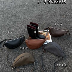 高级感小众单肩女包百搭斜挎包三角包胸包复古大容量洋气时尚港风