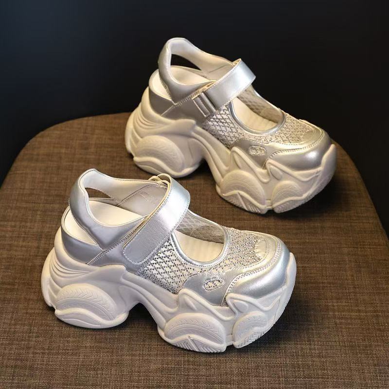 Aumentar la altura interior de las sandalias de papá para mujeres 2026 verano nuevo hueco de malla transpirable ligera con suela suave muffin zapatos de malla gruesa