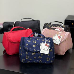 HelloKitty�����ڙ��n��������������y��ϴ�����o�wƷ�ռ{��Ů��