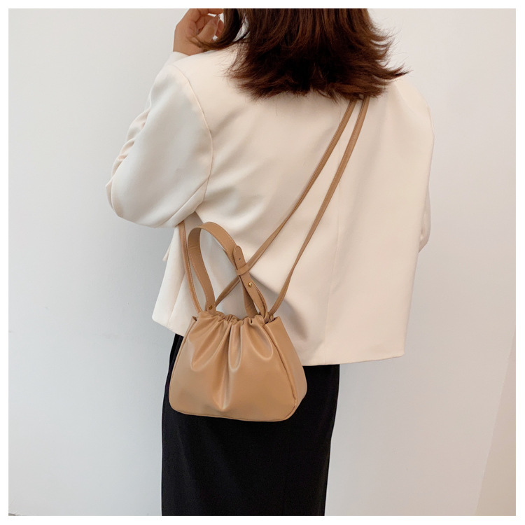 Femmes Petit Faux Cuir Couleur Unie Mode Seau Chaîne De Caractères Sac Bandoulière display picture 9