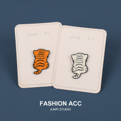 老虎背影小胸針男女可愛虎年徽章卡通別針扣ins潮個性包包配飾品