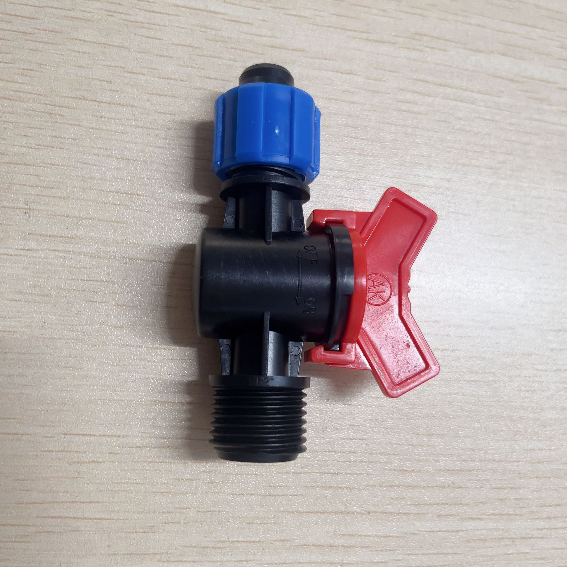 Bloqueo de tubería de 16PE * 4 puntos válvula de diente externa mango rojo 1 / 2 interruptor de alambre externo control de riego por goteo micro spraying tubería de riego