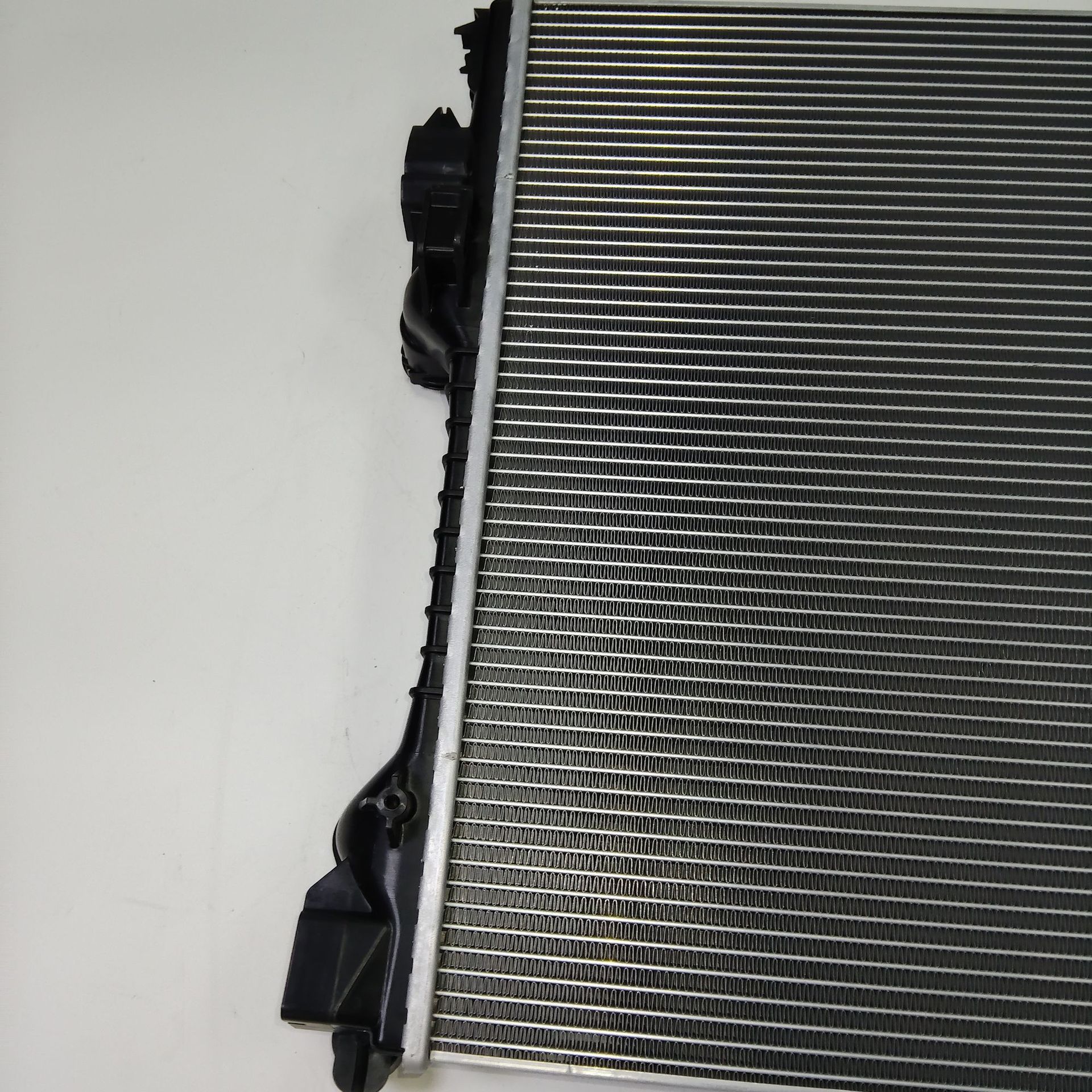 Suitable for 2010-2016 Porsche Panamera Radiator Water Tank Model 97010613103
