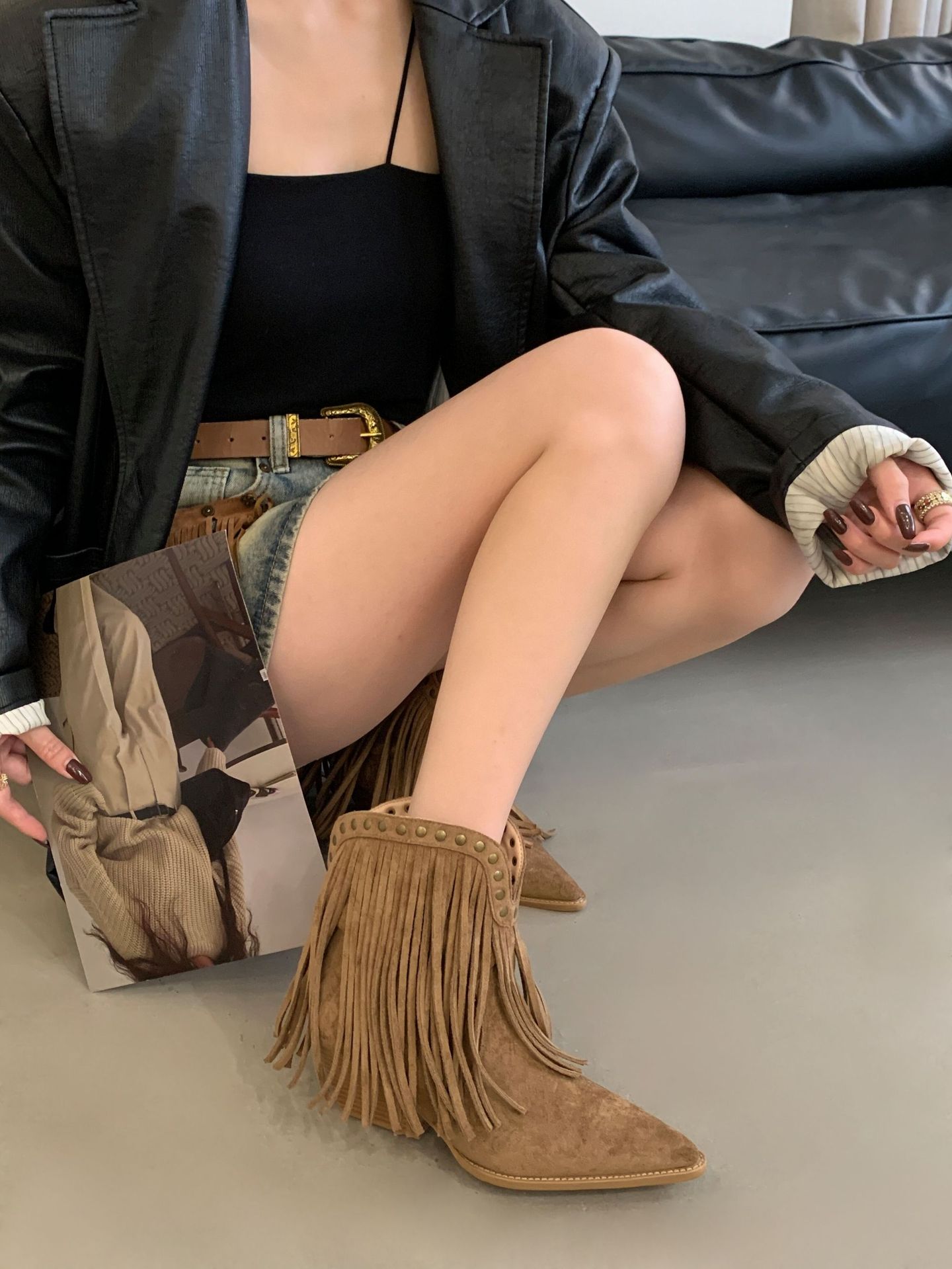 Collezione autunno/inverno 2025 Stivali da cowboy western con tacco spesso, punta affilata, frange borchiate, alla moda e versatili._voghion.com