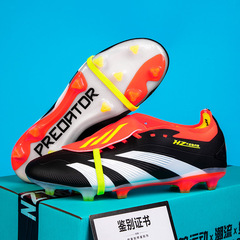 シームレスにサッカー靴を編んでいます。
