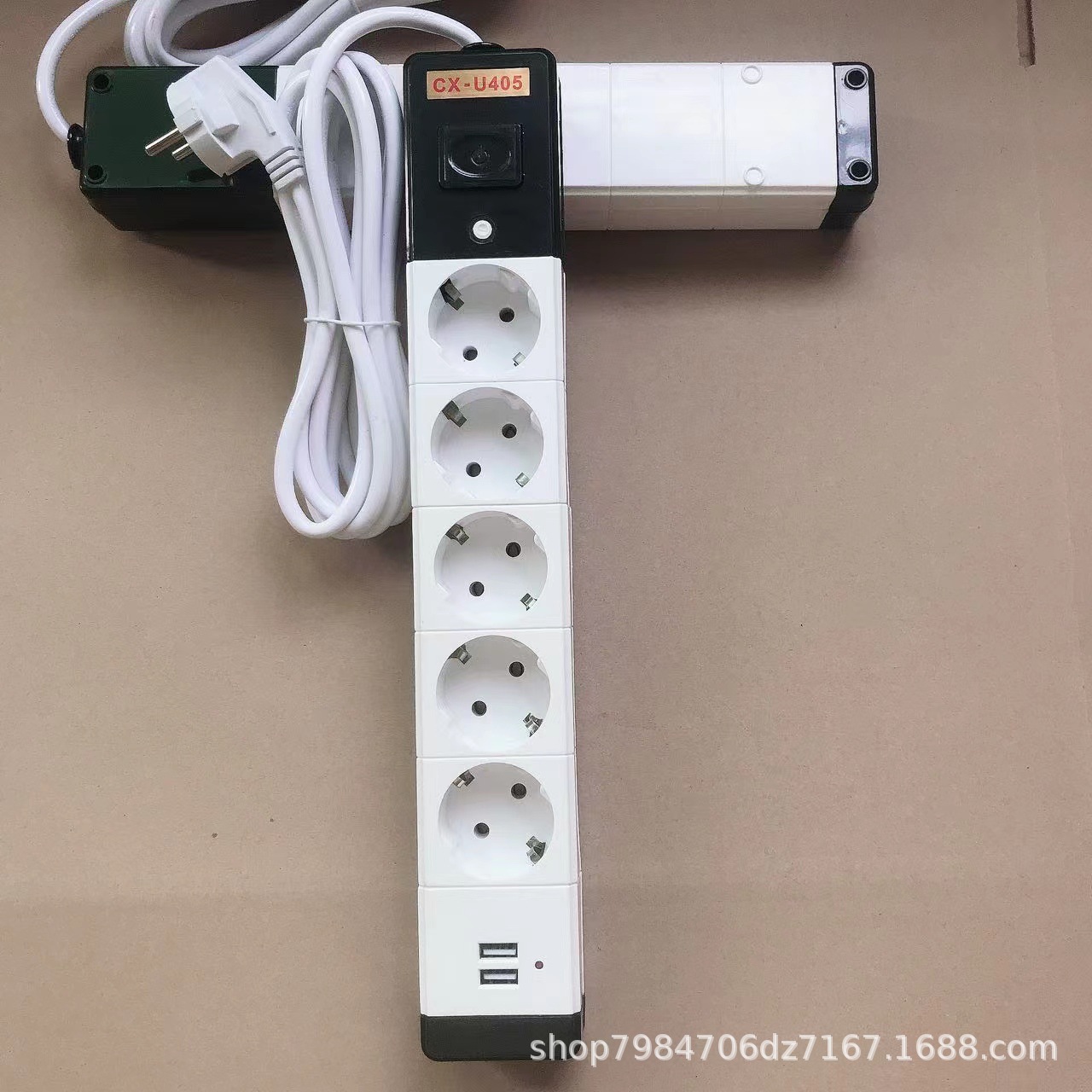 Enchufe USB multifuncional Tablero de conexión de estilo europeo Tablero de remolque ruso Estándar tailandés Estándar alemán Gabinete de Yiwu al por mayor transfronterizo