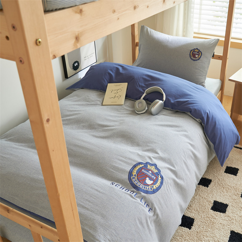 Juego de cama de algodón para estudiantes universitarios de tres piezas de algodón puro 2025 nuevo estilo funda de edredón de verano sábana de cuatro piezas de color sólido