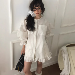 2025春装ins韓国博主は減齢の小さなデザイン感のある木の耳元の大きなポケットストライプシャツを着ています。