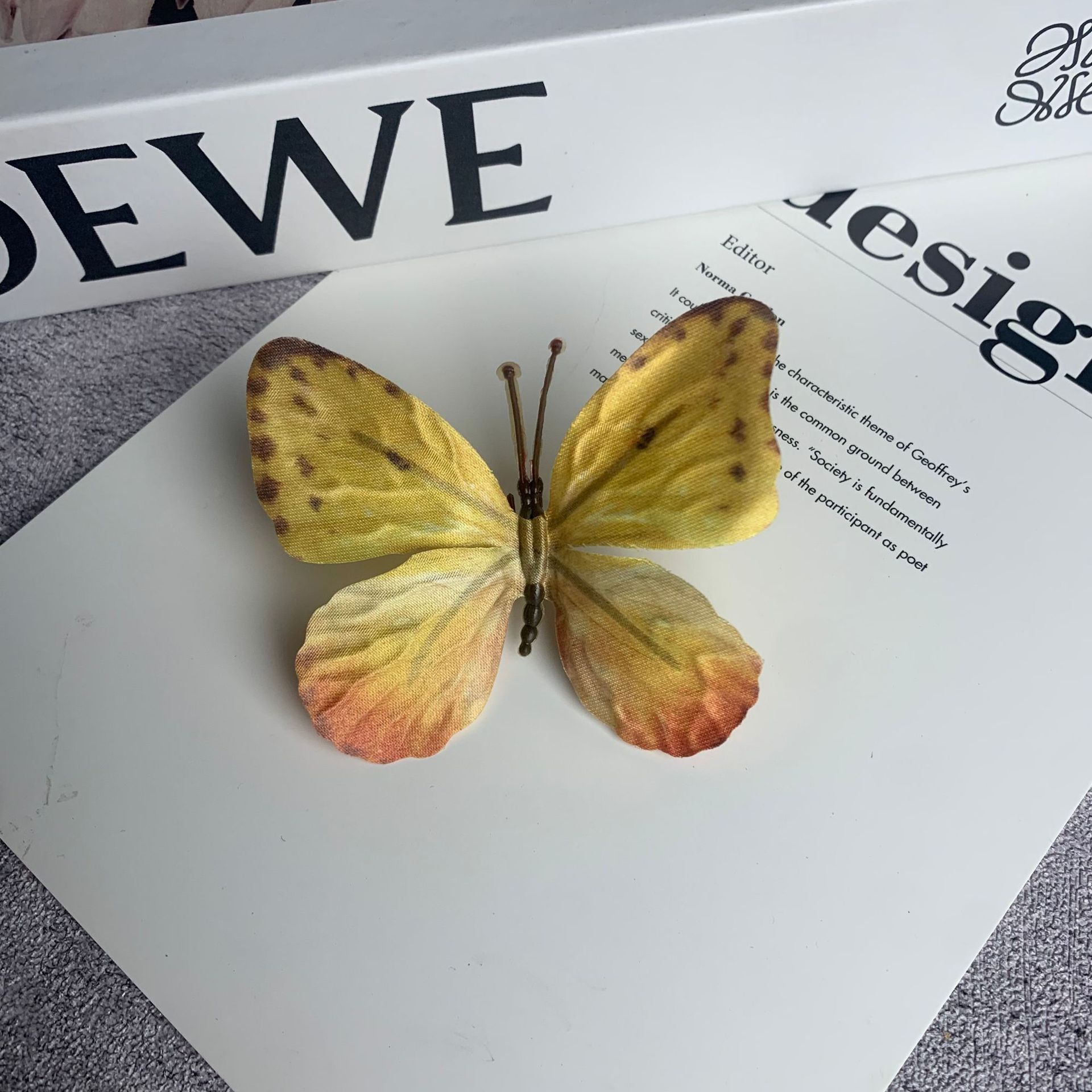 연한 노란색 빨간색