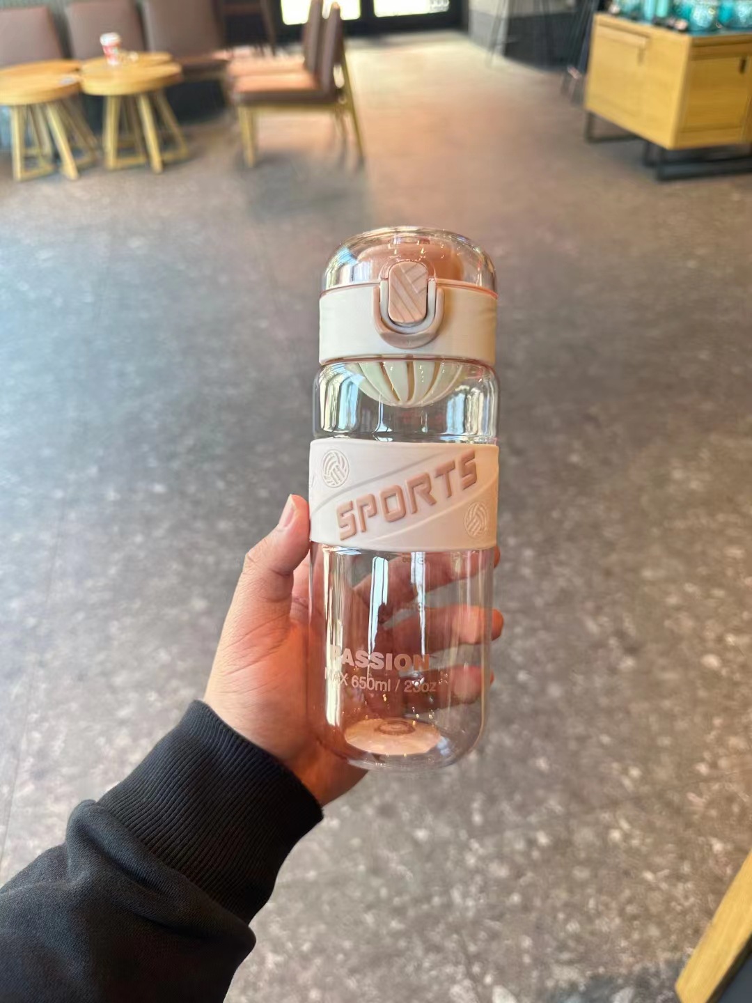 Xinbeidi 6038 nueva taza de plástico de moda taza de plástico de mano simple cubierta elástica taza de plástico con colador taza de plástico