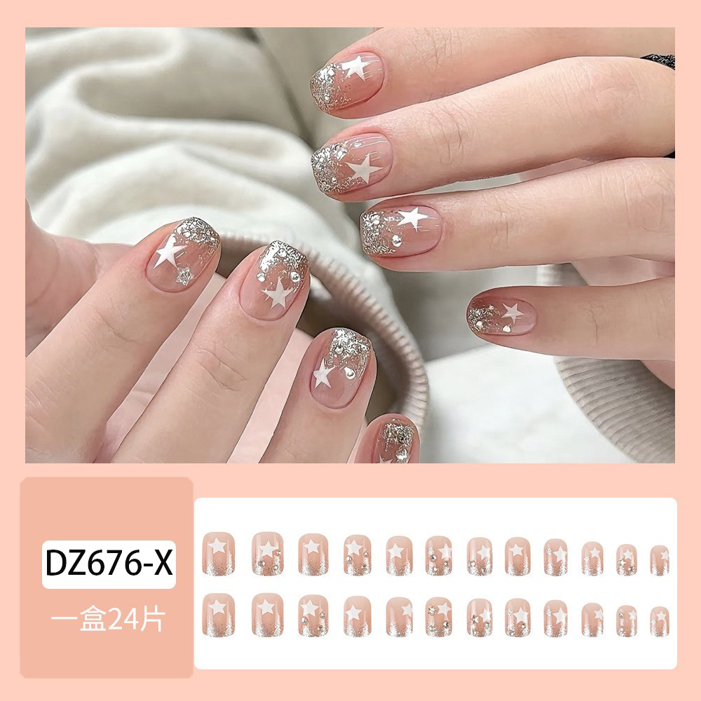 Uñas postizas francesas color rosa nude con purpurina plateada, estilo dulce y moderno con pedrería de estrellas, pegatinas de uñas populares de Xiaohongshu.
