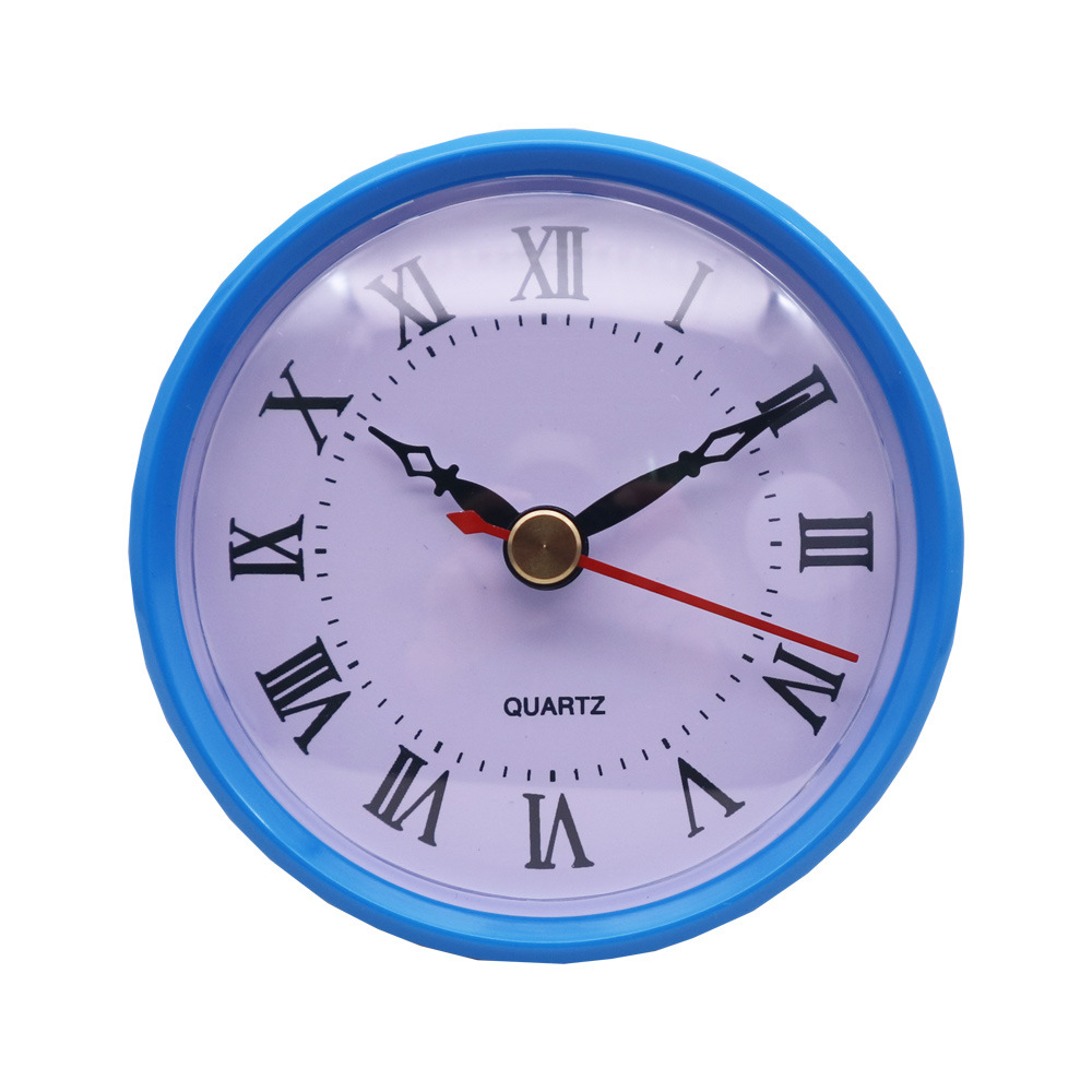 블루 프레임 흰색 배경 검은 로마 단어