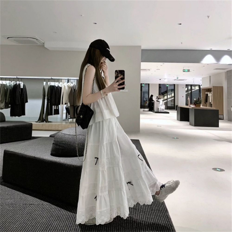 Two-Piece Suit with a Lazy and Relaxed Feel. Wear a Complete Suit with a Bow Design, a Sleeveless Shirt and a Half-Length Skirt