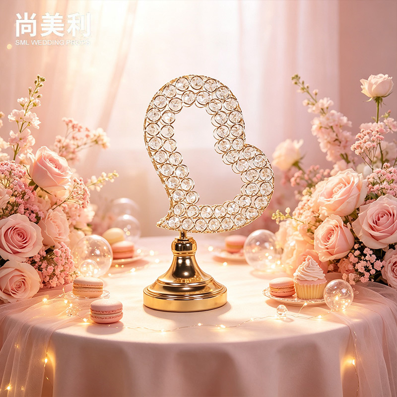 Los fabricantes de venta caliente venden directamente creativos candelabros de bodas europeos, artesanías de hierro galvanizado huecas de cristal, accesorios de decoración