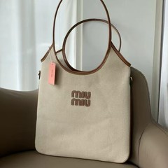 カバンiu家の新型女性カバンのつや消しのクッションをつなぎ合わせて、トロリー風のショルダーバッグを作ります。