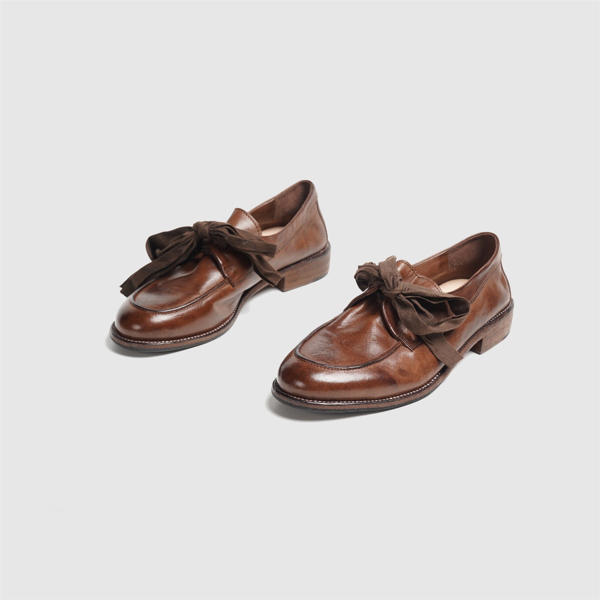 Retro loafers English style with bow