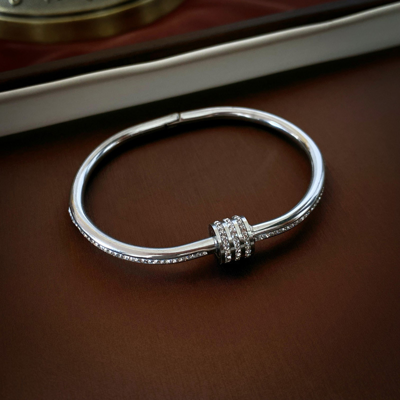 欧米のクロスボーダーにジルコンを入れて、ブレスレットを開けます。