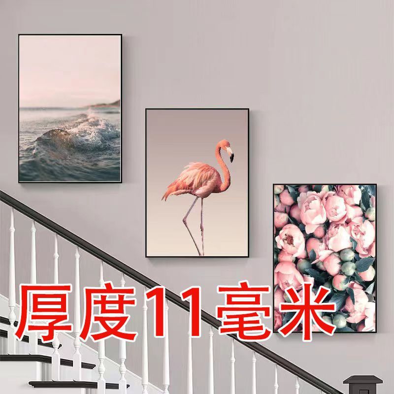 複式階段の入り口の間に装飾画があります。|undefined