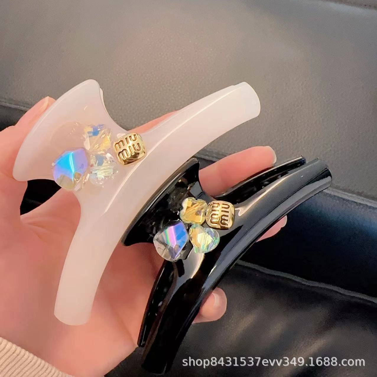New Crystal Claw Clip with Personalized Shiny Diamond Design, White Moonlight Style for Female Internet Celebrities, Suitable for Going Out, Ponytail Shark Clip, Quirky Claw Clip