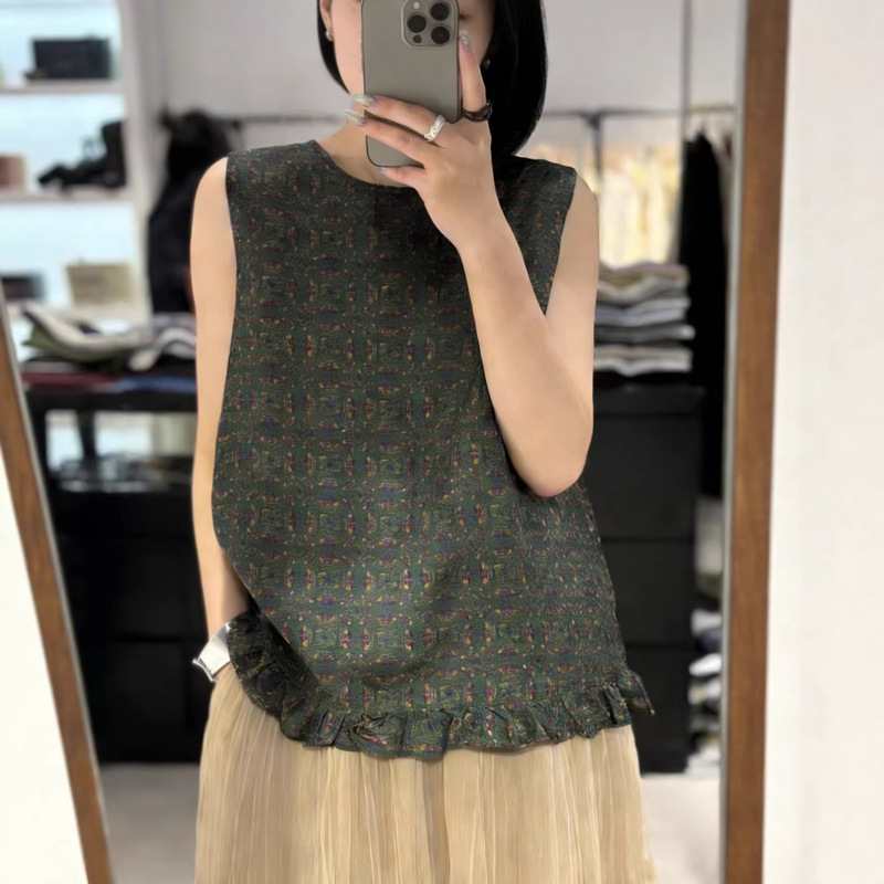 Silk Xiangyun Yarn Craftsmanship, Hand-Pleated Hem with Ruffled Edge Design, Youthful and Fashionable Sleeveless Shirt Silk Xiangyun Yarn Craftsmanship, Hand-Pleated Hem with Ruffled Edge Design, Youthful and Fashionable Sleeveless Shirt