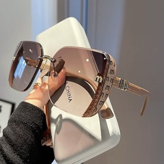 2025新型ファッションエッジカットサングラス半枠高品質ファッションファッションシンプルなサングラス女性の細い閃紅本卸売り