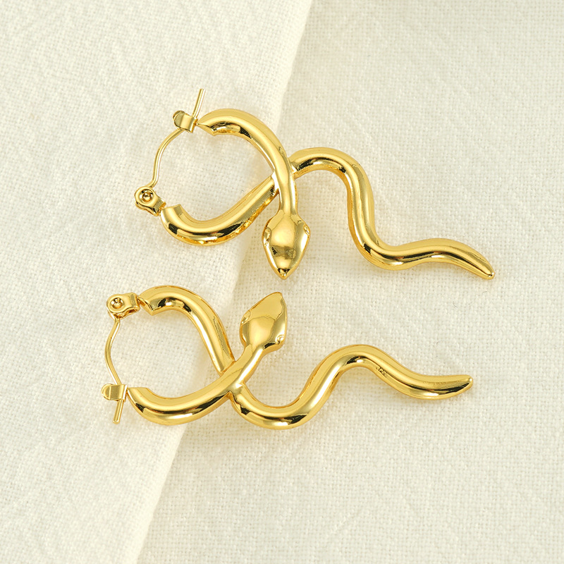 Cruz de la serpiente que rodea flexible pendientes en forma de serpiente joyería de acero de titanio Luz de estilo francés europeo y americano