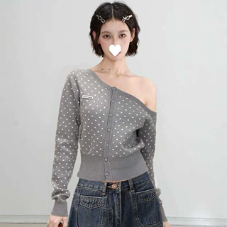 韩系灰色波点长袖针织开衫女秋季设计感小众显瘦内搭斜领露肩衣