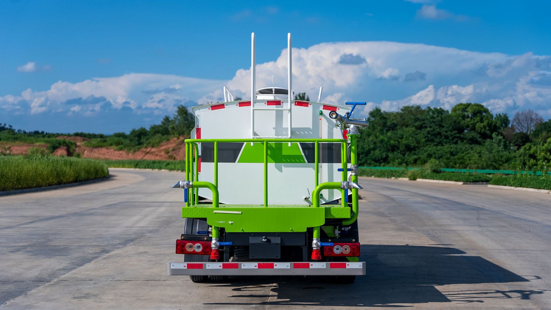 4.5 Square Blue Brand Sprinkler Truck, Fog Cannon, Dust Suppression Truck, Landscaping Sprinkler Truck, Construction Site Flushing, Road Surface, Highway Sprinkler Truck
