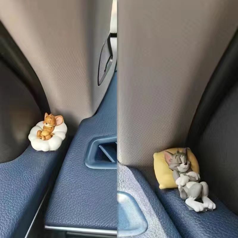 猫とネズミのトムジェリーの車の置物の車内の装飾品のかわいい本のデスクトップの手作りの人形の置物|undefined