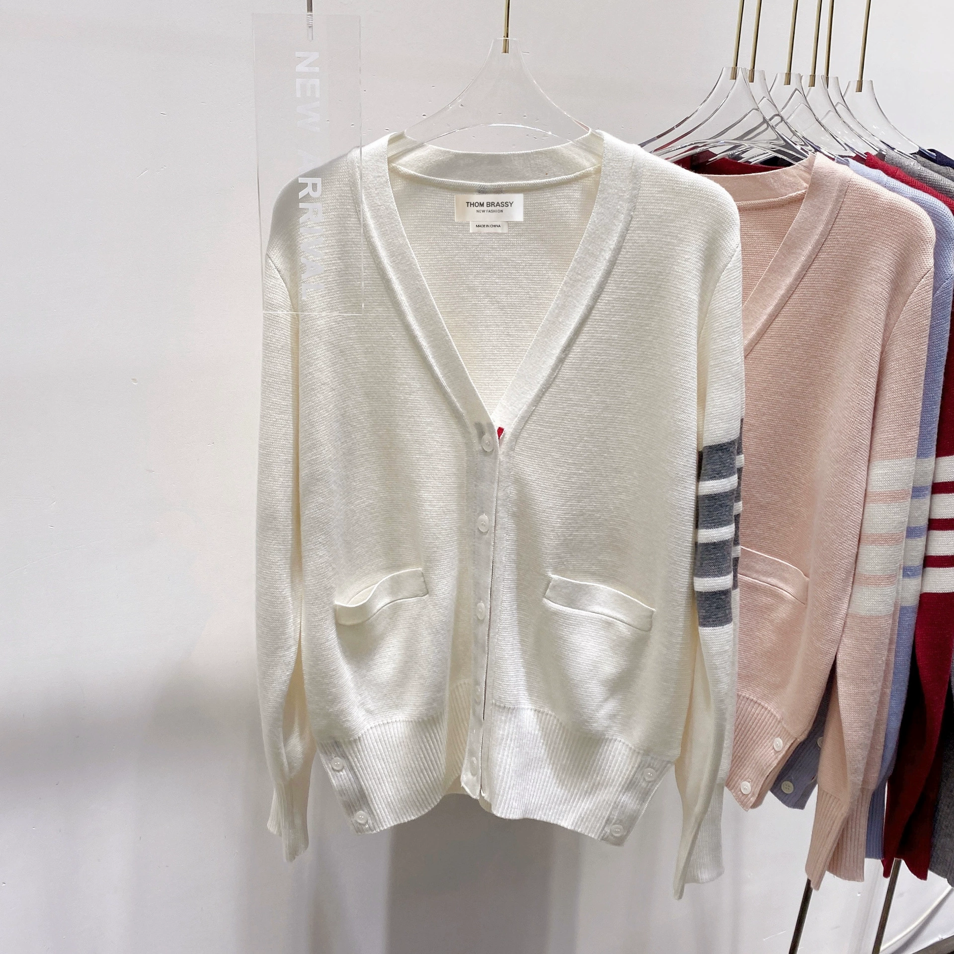 THOM BRASSY 1295TB Пять пуговиц трикотажный V-образный свитер с длинными рукавами блузка