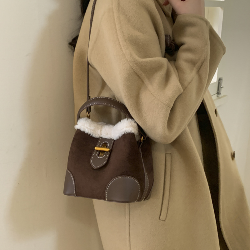 Invierno bolsas de peluche retro bolsas esmerizadas bolsas de mujer nueva mochila de hombro de cordero mini bolsas de cubo de mano de moda