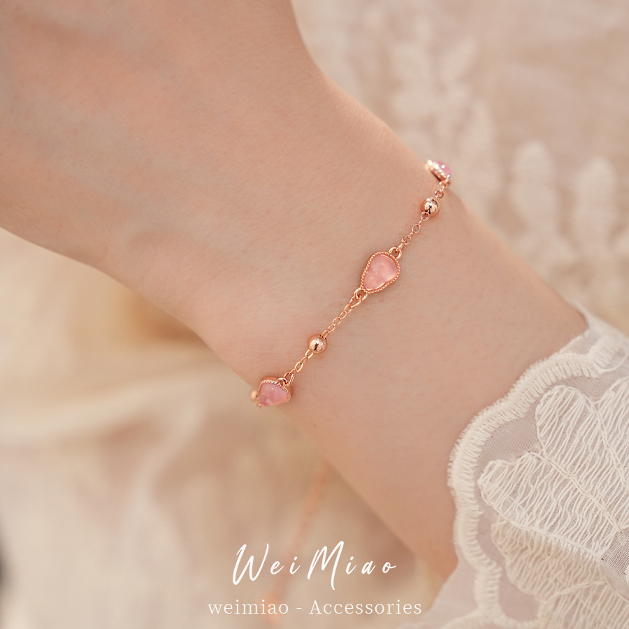 Pulseras de resina rosa de calabaza ligera de lujo nicho pulseras de alto nivel de sensación dulce viento pequeño temperamento fresco joyería de mano versátil