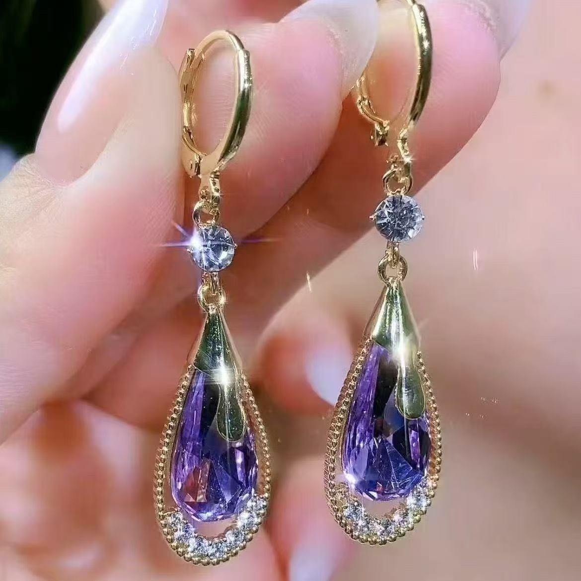 Retro elegant small design green sophisticated earrings drop-shaped
